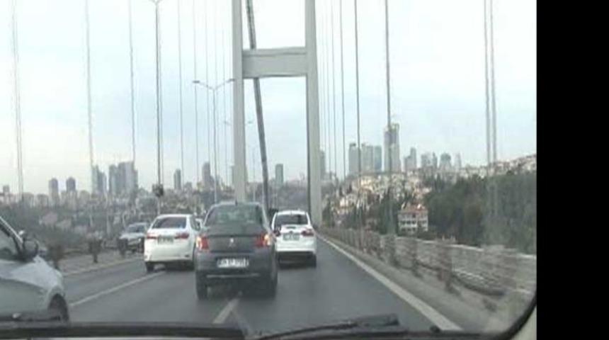 Lodos Cumhurbaşkanı Erdoğan'ın konvoyunu k&ouml;pr&uuml; &uuml;zerinde yavaşlattı