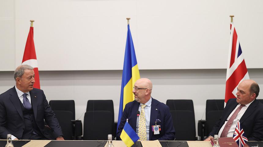 Türkiye, İngiltere ve Ukrayna Savunma bakanları, üçlü toplantıda bir araya geldi