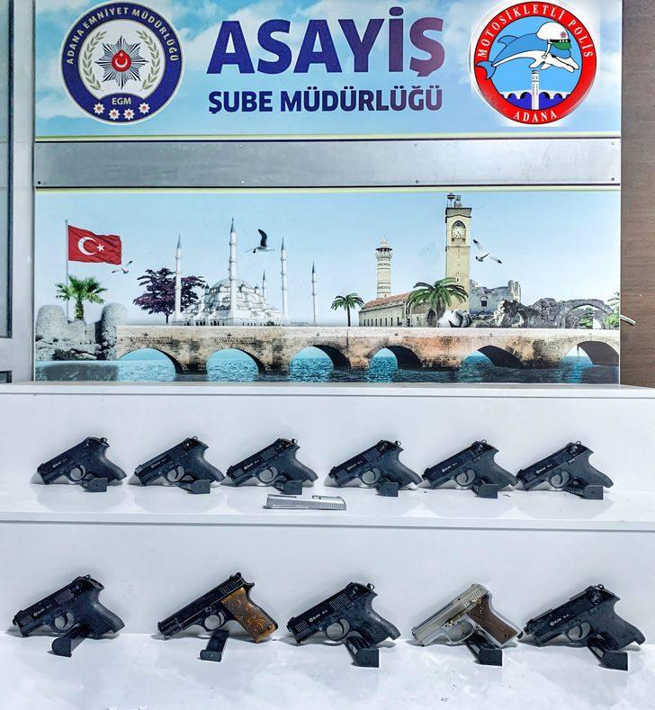Adana'da otomobilin ses sistemine gizlenmiş 11 tabanca ele geçirildi G4