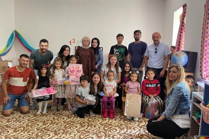 Konya'da üniversiteliler ilkokul öğrencilerini hediye oyuncaklarla mutlu etti G2