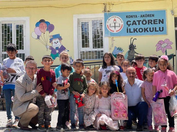 Konya'da üniversiteliler ilkokul öğrencilerini hediye oyuncaklarla mutlu etti G3