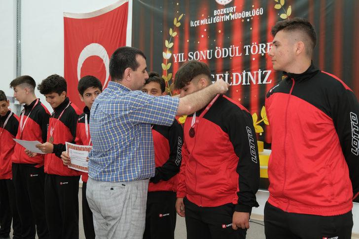 Selin vurduğu Bozkurt'ta başarı gösteren öğrenciler ödüllendirildi G5