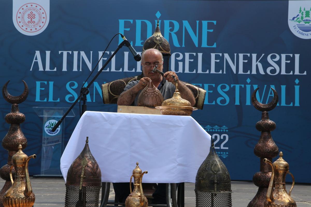 Edirne'deki festivalde ustaları bakır iş&ccedil;iliği ve geleneksel yay yapımını tanıttı