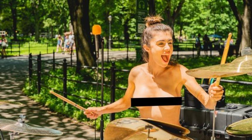 Onur Ayı'nı öyle bir kutladı ki! Biseksüel model New York sokaklarında üstsüz yürüdü