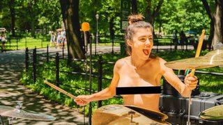 Onur Ayı'nı öyle bir kutladı ki! Biseksüel model New York sokaklarında üstsüz yürüdü