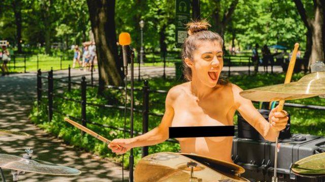 Onur Ayı'nı öyle bir kutladı ki! Biseksüel model New York sokaklarında üstsüz yürüdü