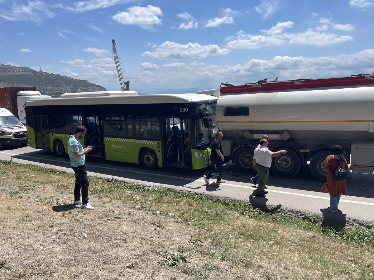 Kocaeli'de belediye otob&uuml;s&uuml; tankere &ccedil;arptı, 11 yolcu yaralandı