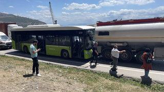 Kocaeli'de belediye otobüsü tankere çarptı, 11 yolcu yaralandı