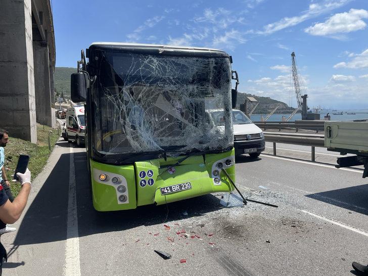 Kocaeli'de belediye otobüsü tankere çarptı, 11 yolcu yaralandı G2