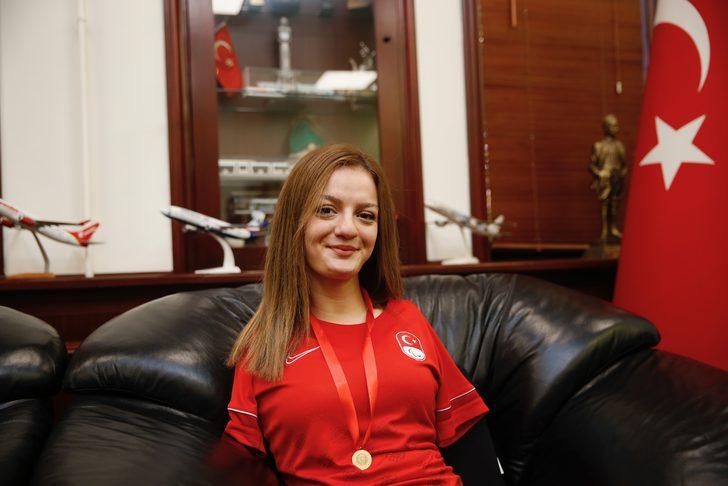 Dünya şampiyonu yüzücü Sümeyye Boyacı için Eskişehir'de karşılama töreni düzenlendi G1