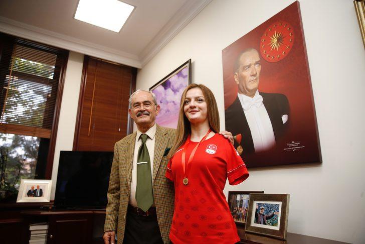 Dünya şampiyonu yüzücü Sümeyye Boyacı için Eskişehir'de karşılama töreni düzenlendi G2