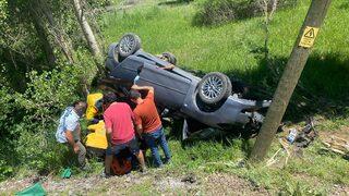 Sivas'ta devrilen otomobildeki 5 kişi yaralandı