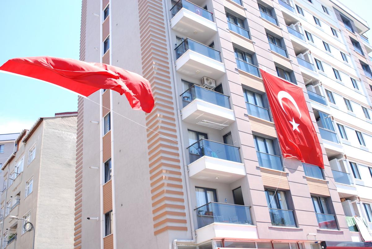 Şehit Piyade Uzman &Ccedil;avuş Kemik'in babaevine T&uuml;rk bayrakları asıldı