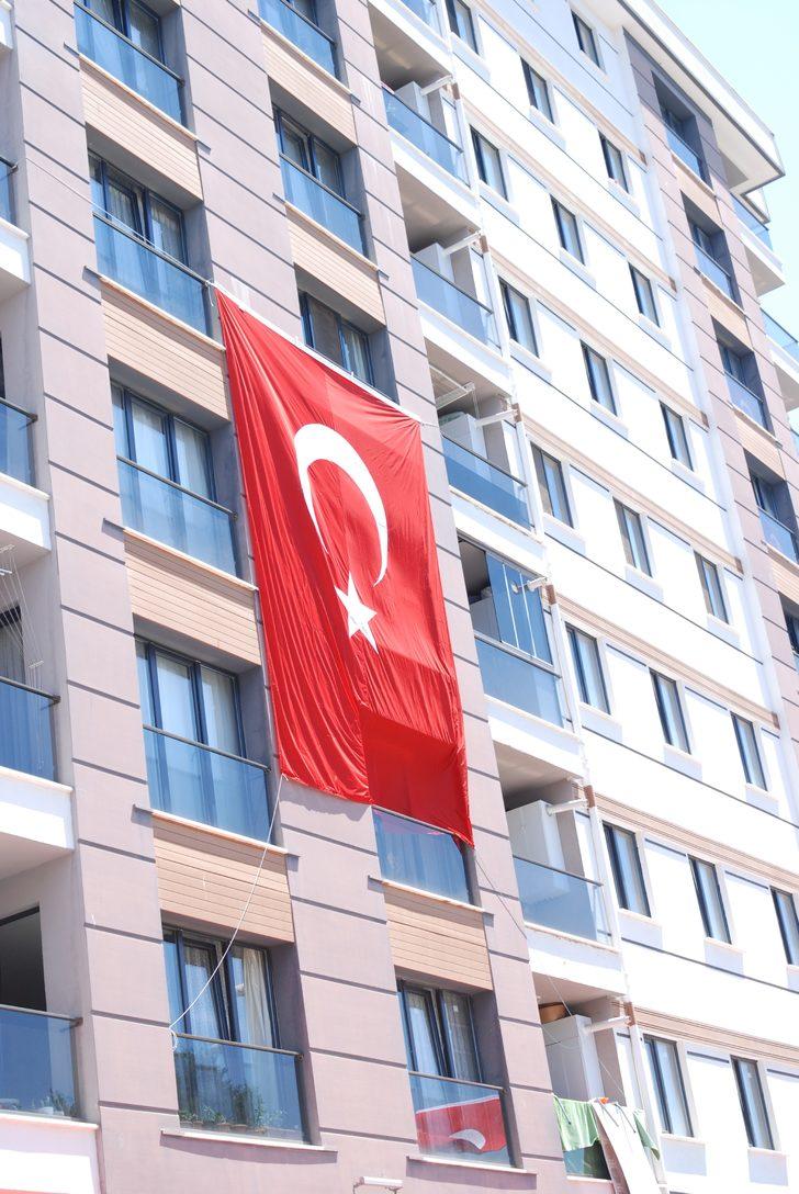 Şehit Piyade Uzman Çavuş Kemik'in babaevine Türk bayrakları asıldı G2