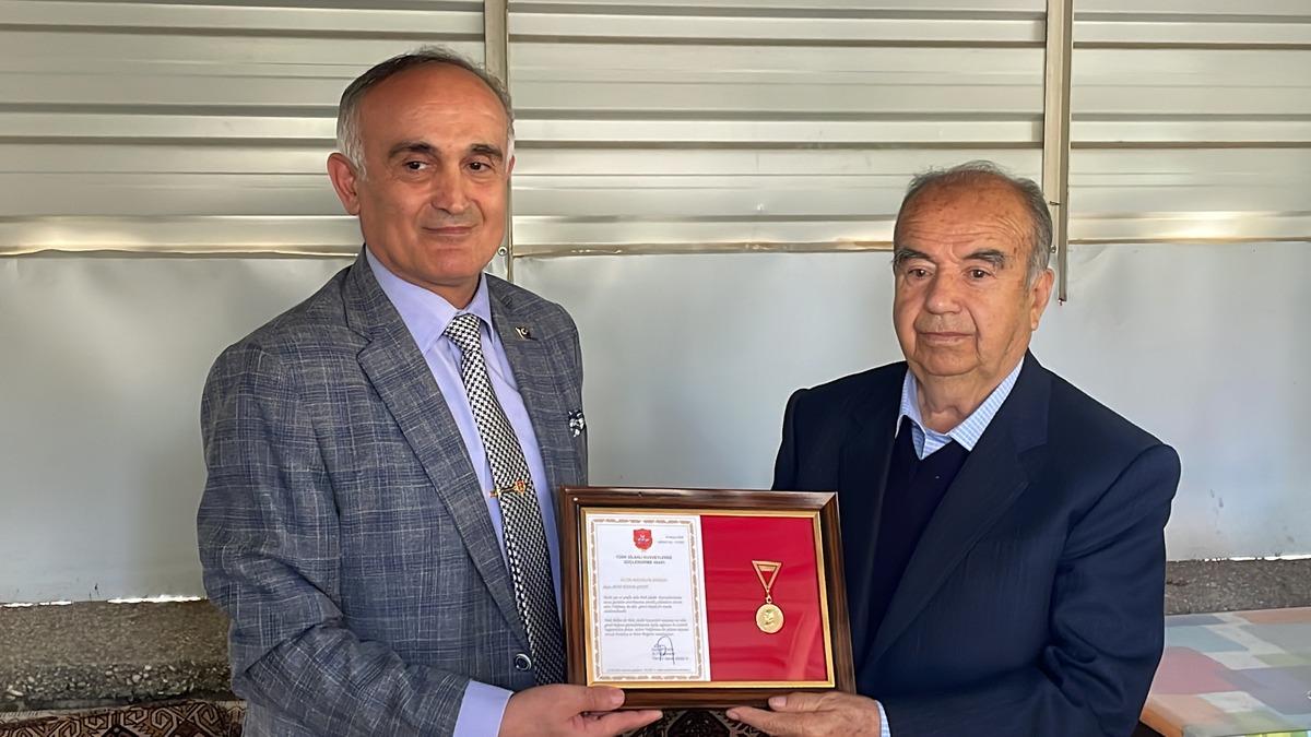 Konya'da, T&uuml;rk Silahlı Kuvvetlerini G&uuml;&ccedil;lendirme Vakfına bağışta bulunan vatandaşa madalya verildi