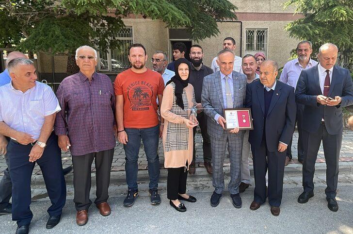 Konya'da, Türk Silahlı Kuvvetlerini Güçlendirme Vakfına bağışta bulunan vatandaşa madalya verildi G3