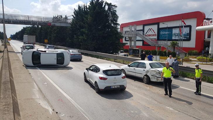 Kocaeli'de devrilen otomobil D-100 kara yolunda ulaşımı aksattı G2