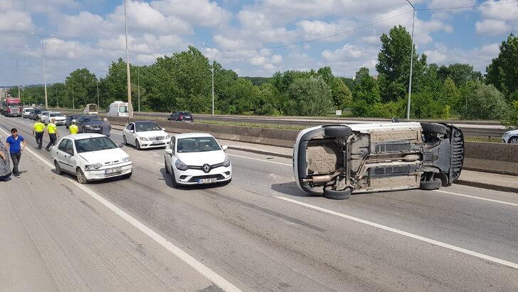 Kocaeli'de devrilen otomobil D-100 kara yolunda ulaşımı aksattı G3