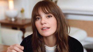 Aslı Enver göğüs dekolteli elbisesiyle geceye damga vurdu! Güzelliği büyüledi...