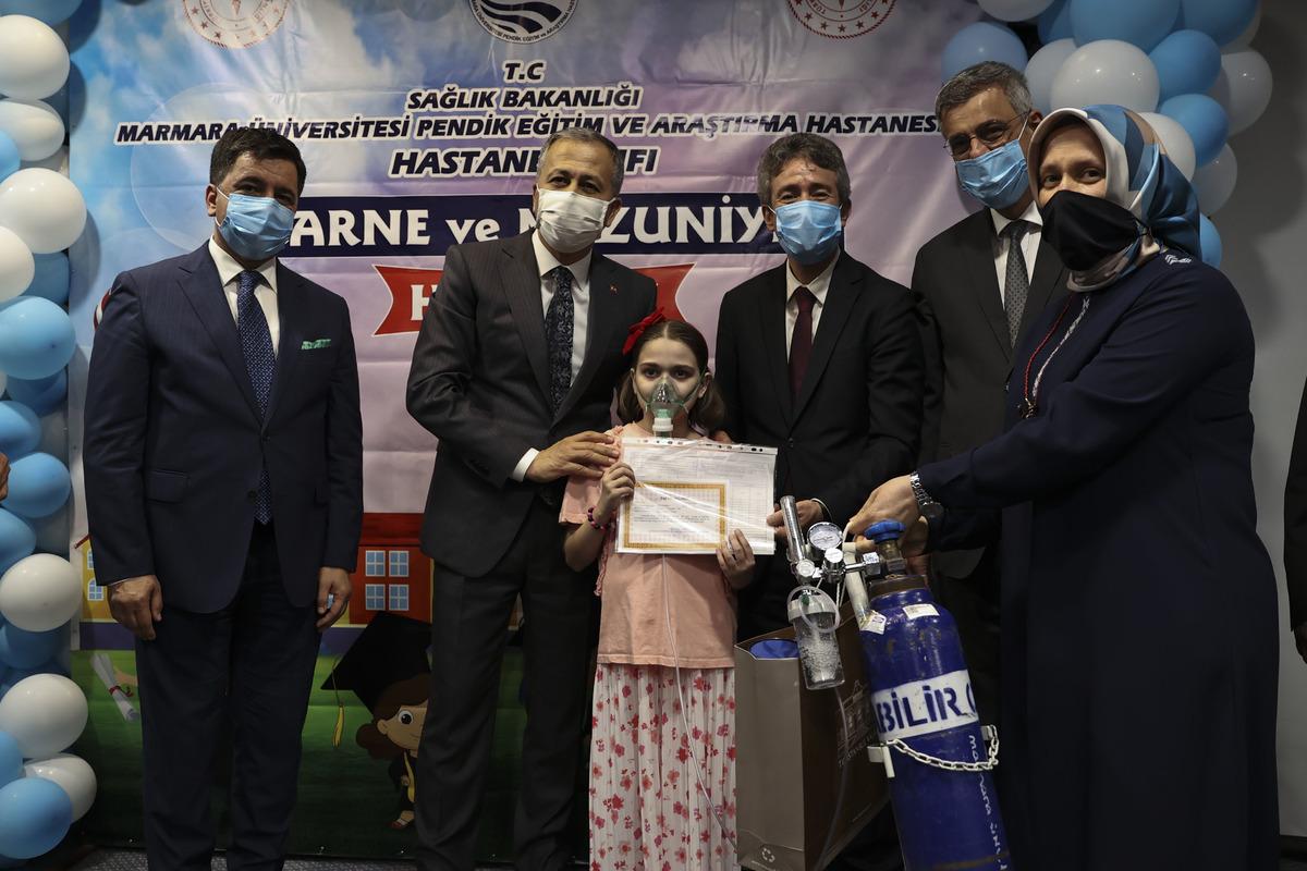 İstanbul'da hastanede &ouml;ğrenim g&ouml;ren &ccedil;ocuklar karnelerine kavuştu