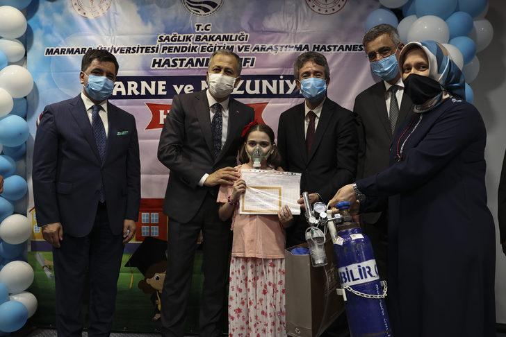 İstanbul'da hastanede öğrenim gören çocuklar karnelerine kavuştu G1