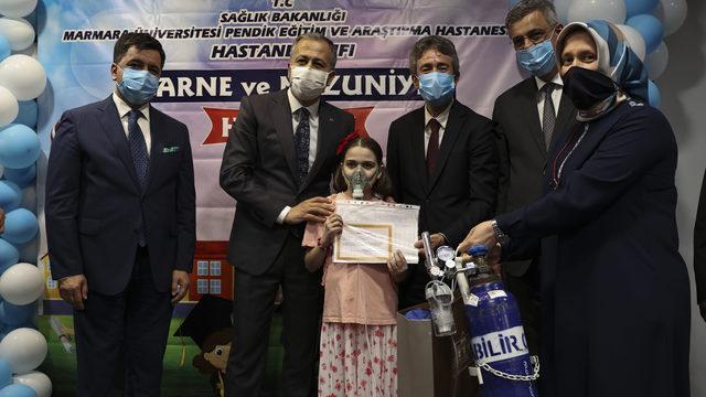 İstanbul'da hastanede öğrenim gören çocuklar karnelerine kavuştu