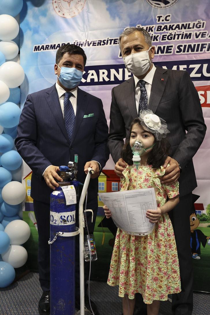 İstanbul'da hastanede öğrenim gören çocuklar karnelerine kavuştu G3