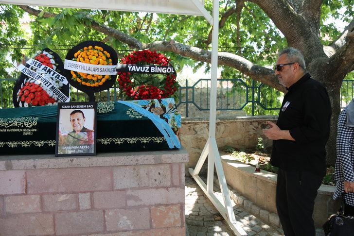 Sanatçı Yavuz Bingöl'ün annesi Şahsenem Bacı'nın cenazesi Ayvalık'ta defnedildi G3