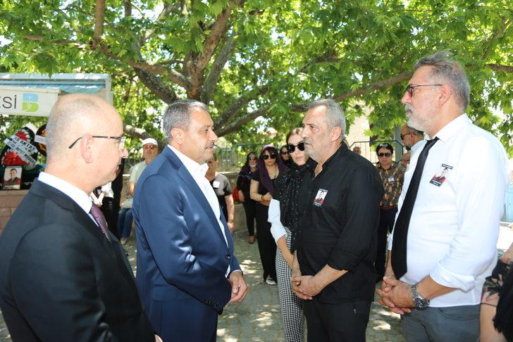 Sanatçı Yavuz Bingöl'ün annesi Şahsenem Bacı'nın cenazesi Ayvalık'ta defnedildi G4