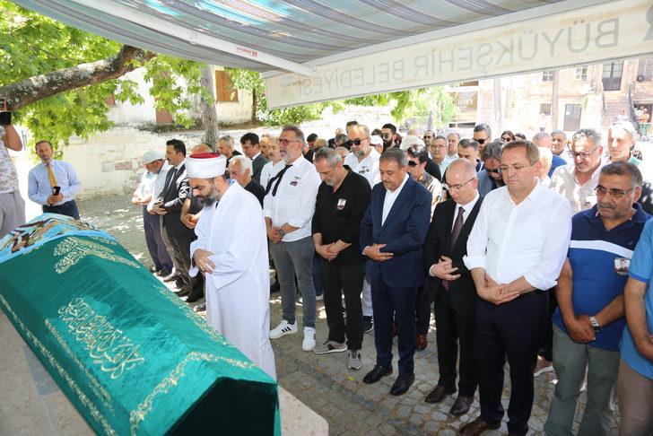 Sanatçı Yavuz Bingöl'ün annesi Şahsenem Bacı'nın cenazesi Ayvalık'ta defnedildi G5