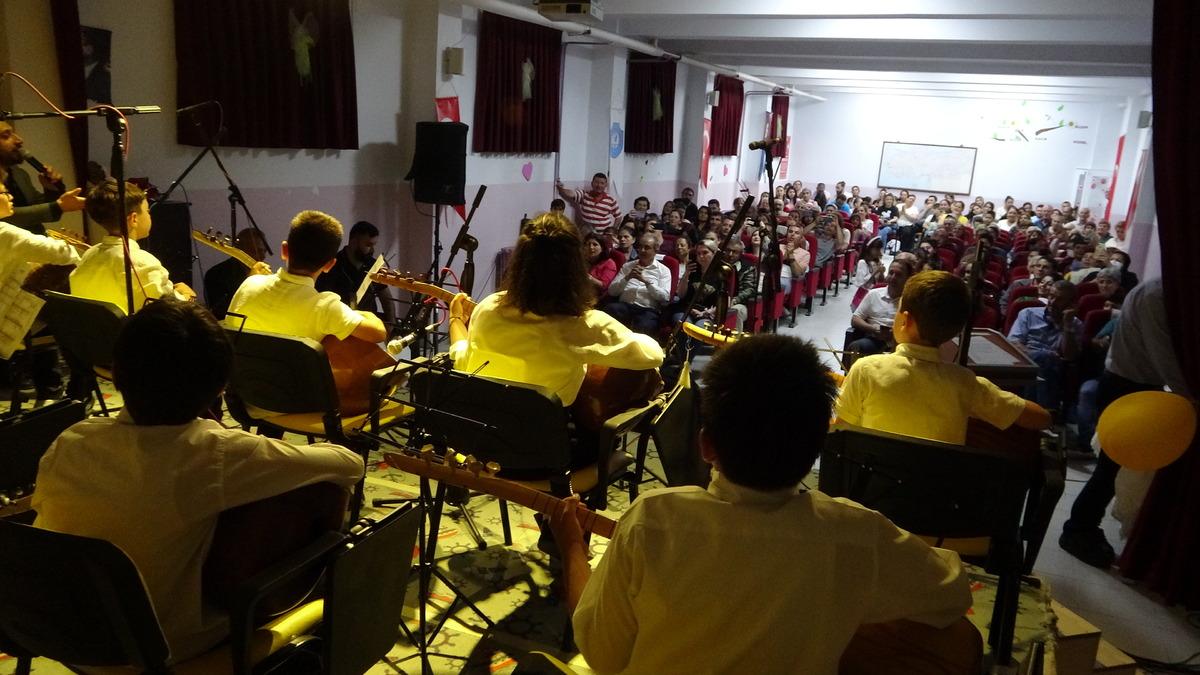 &Ccedil;orum'da bağlama kursu alan anneler m&uuml;zik dinletisi sundu