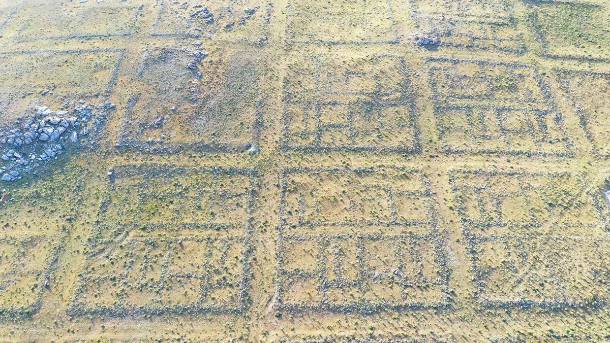 Van'da ızgara planlı antik kentin bulunduğu alana y&uuml;r&uuml;y&uuml;ş d&uuml;zenlendi