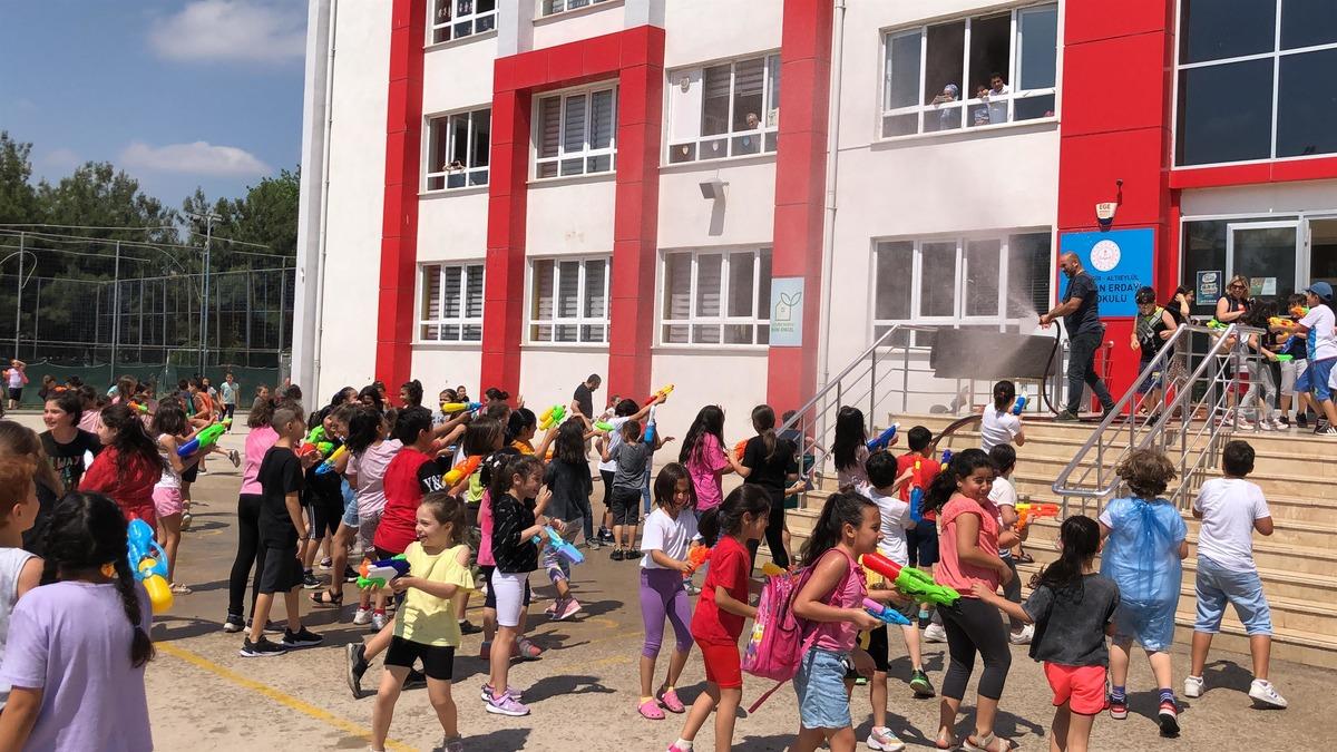 Balıkesir'de yaz tatiline hazırlanan ilkokul &ouml;ğrencileri "su savaşı" yaptı