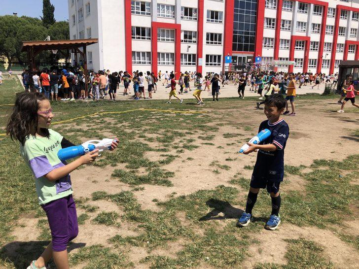 Balıkesir'de yaz tatiline hazırlanan ilkokul öğrencileri "su savaşı" yaptı G2