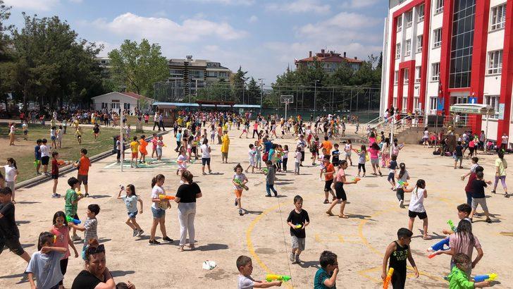 Balıkesir'de yaz tatiline hazırlanan ilkokul öğrencileri "su savaşı" yaptı G3