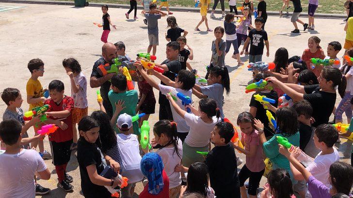 Balıkesir'de yaz tatiline hazırlanan ilkokul öğrencileri "su savaşı" yaptı G4