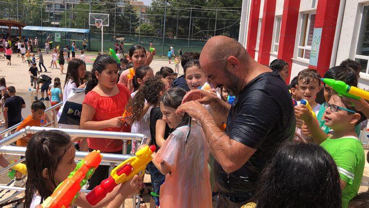 Balıkesir'de yaz tatiline hazırlanan ilkokul öğrencileri "su savaşı" yaptı G5