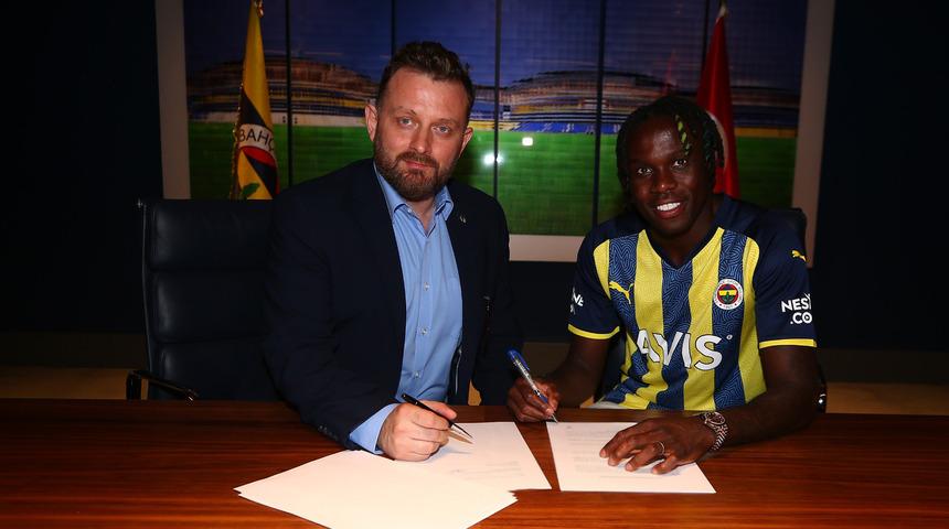 SON DAKİKA: Fenerbah&ccedil;e eski Galatasaraylı Bruma'yı transfer etti! Portekizli yıldız &ccedil;ubuklu formayla b&ouml;yle poz verdi