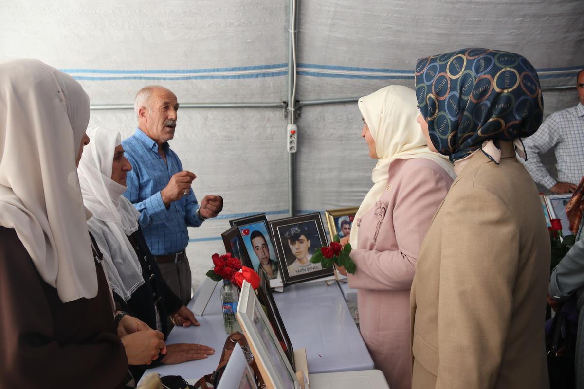 AK Parti Kahramanmaraş Milletvekili &Ouml;&ccedil;al, Diyarbakır annelerini ziyaret etti: