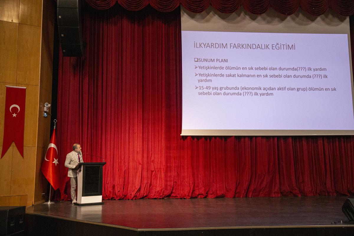 Atat&uuml;rk &Uuml;niversitesi akademisyenleri ile &ccedil;alışanlarına ilk yardım eğitimi