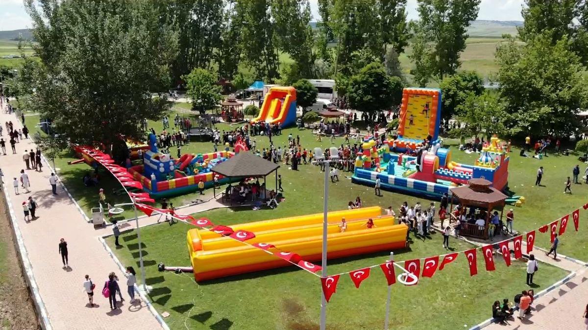 &Ccedil;orum'da yaklaşık 5 bin &ouml;ğrenci "&Ouml;ğrenme Şenliği"nde buluştu