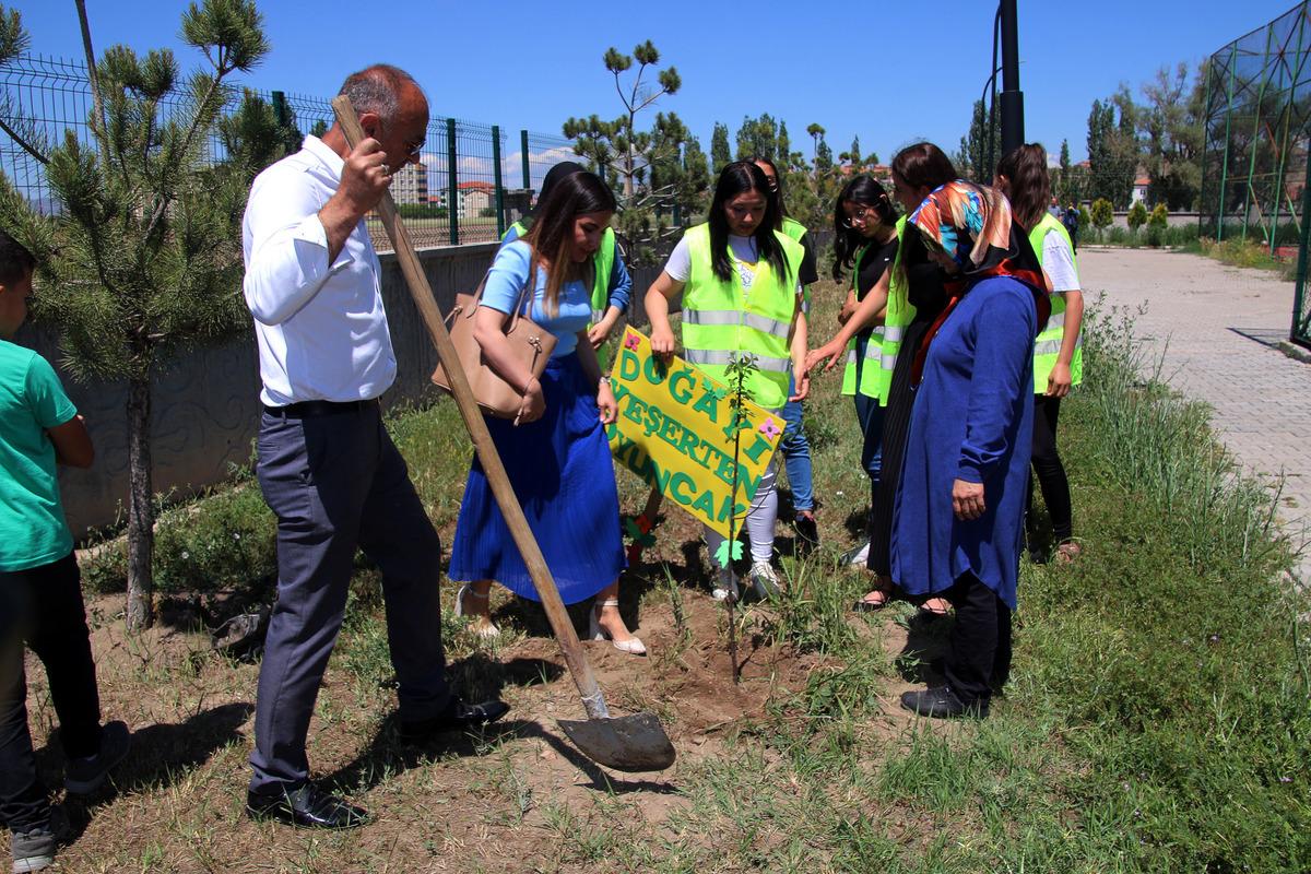 Sivas'ta lise &ouml;ğrencileri yaptıkları oyuncakların geliriyle meyve fidanı dikti