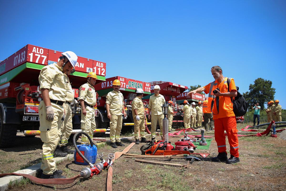 Gazeteciler, "Orman Yangını G&ouml;n&uuml;ll&uuml; Eğitimi"nin ardından sertifikalarını aldı
