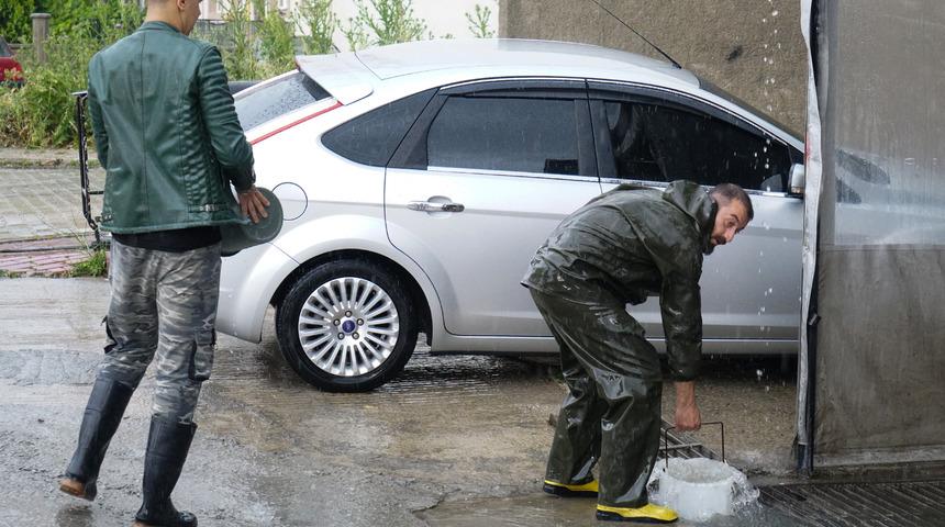 Kütahya'da sağanak nedeniyle bazı binalarda su baskını meydana geldi