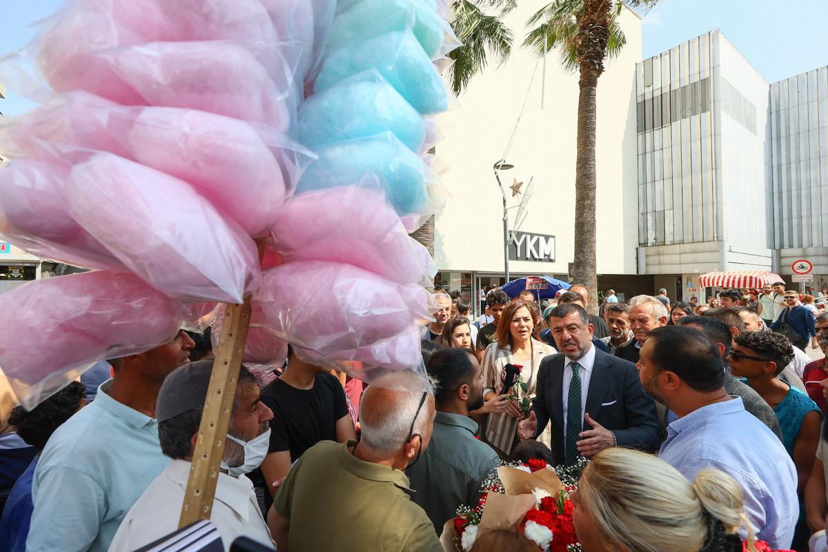 CHP'li Ağbaba ile B&ouml;ke, İzmir'de seyyar satıcılarla bir araya geldi