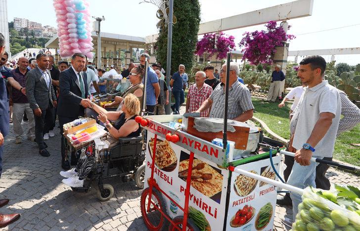 CHP'li Ağbaba ile Böke, İzmir'de seyyar satıcılarla bir araya geldi G2
