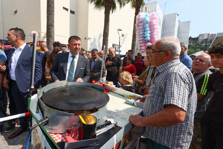 CHP'li Ağbaba ile Böke, İzmir'de seyyar satıcılarla bir araya geldi G3