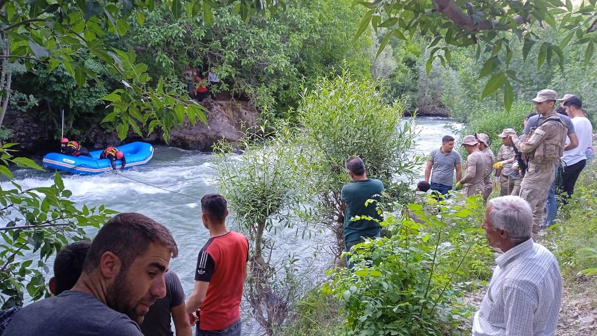 Siirt'te M&uuml;k&uuml;s &Ccedil;ayı'nda kaybolan hemşireyi bulmak i&ccedil;in su altı taraması yapılıyor