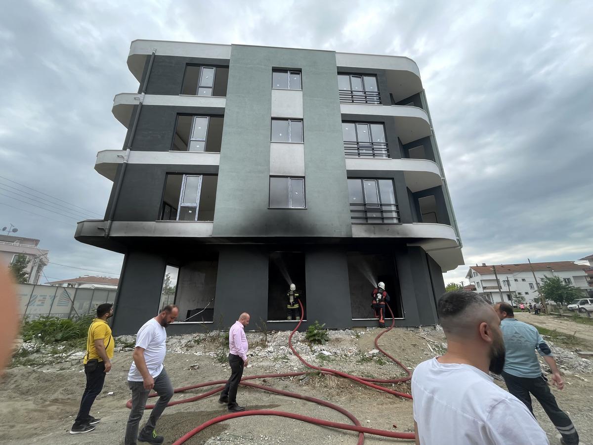 D&uuml;zce'de inşaatta &ccedil;ıkan yangında bir kişi dumandan etkilendi