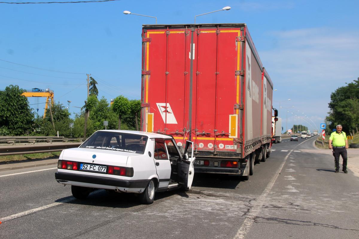 Ordu'da otomobilin tıra &ccedil;arptığı kazada 3 kişi yaralandı